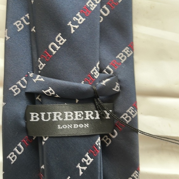 Vintage Burberry silk tie - Picture 4 of 6